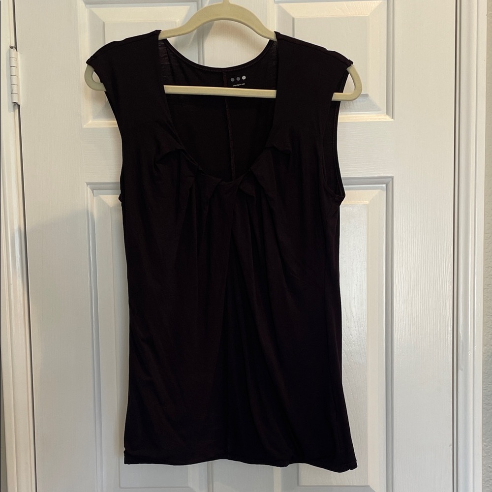 Three Dots purple sleeveless scoop neck t-shirt, scalloped collar women’s large